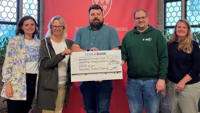 Bild: E-Center Kunert
Das E-Center Kunert spendet 2.500 Euro an die Lebenshilfe Amberg-Sulzbach.