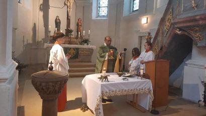Bild: bk
Pfarrer Irudayaraj Devadass zelebriert in der evangelischen Martinskirche eine Eucharistiefeier.