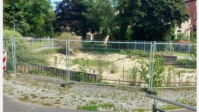 Bild: wpt
Im Amberger Stadtgraben klafft derzeit ein großes Loch an der Stelle, an der einst das "Biotop" war.
