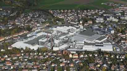 Luftbild: mür
Die Schott AG investiert rund 40 Millionen Euro in den Bau einer neuen elektrischen Schmelzwanne in Mitterteich. Damit will der Konzern die CO₂-Emissionen um 50 Prozent reduzieren.