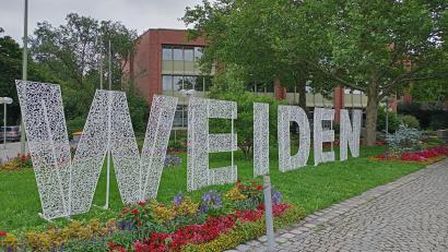 Bild: Hladik
Der "WEIDEN"-Schriftzug vor dem Neuen Rathaus hat ein bisschen was von Hollywood. Selfies vor den Buchstaben sind ausdrücklich erwünscht.