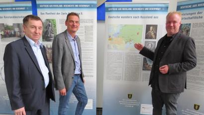 Bild: adj
Christian Sprenger (rechts) und Waldemar Hock (links) von der Landsmannschaft Deutsche aus Russland erläuterten Bürgermeister Ernst Schicketanz den Inhalt der Ausstellung.