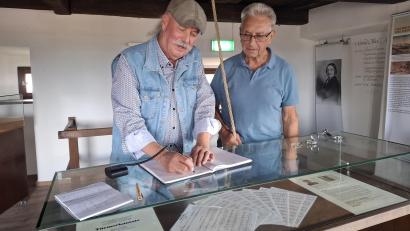 Bild: jua
Bevor es an die Arbeit geht, legen die beiden Glöckner einen Tageseintrag im Gästebuch an.