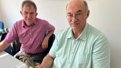 Bild: ihl
Skeptische Blicke werfen BBV-Kreisobmann Josef Irlbacher (links) und BBV-Kreisgeschäftsführer Josef Wittmann nicht nur auf den vom Schwärzepilz befallenen Weizen, sondern auch auf die Getreideernte, die durch den Regen pausieren musste.