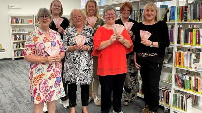 Bild: Susanne Schwab
Gemeinsam stellten die Beteiligten von SkF und Soroptimist Susan Batten-Seidl, Julia Möbus, Marianne Gutwein, Heidi Heckmann (1. bis 4. v.l.) sowie Marion Walter und Andrea Graf (v.r.) die neuen Lesezeichen vor und übergaben die ersten an Bettina Weisheit (3.v.r.), die Leiterin der Stadtbibliothek, wo die Merkblättchen unter anderem ausliegen.