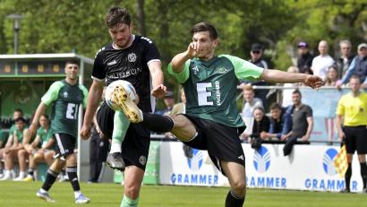 Archivbild: Hubert Ziegler
Bayernliga-Derbys wie gegen die DJK Ammerthal wird es für Johannes Scherm (links) nicht mehr geben. Der langjährige Leistungsträger bei der DJK Gebenbach muss aufgrund anhaltender Hüftprobleme mit dem Fußballspielen aufhören.