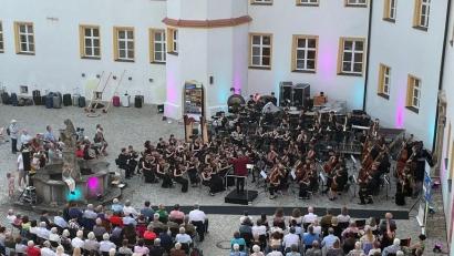 Archivbild: Jürgen Schleicher
Der Lions Club Sulzbach-Rosenberg lädt auch in diesem Jahr zum Klassik-Open-Air mit dem Bayerischen Landesjugendorchester ein.