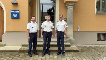 Bild: PI Burglengenfeld/Helbig
Von links: Erster Polizeihauptkommissar Franz Wenig, Polizeihauptkommissar Christian Allgeier, Polizeivizepräsident Robert Fuchs.