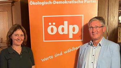Bild: Christoph Zollbrecht
ÖDP-Landratskandidatin Marianne Badura mit ihrem Bruder Franz Badura, der 3. Bürgermeister von Amberg ist.