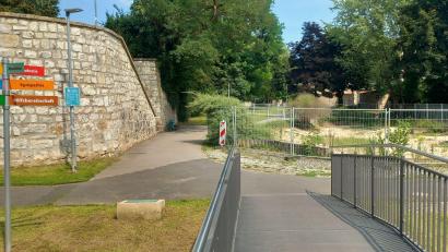 Bild: wpt
Im Amberger Stadtgraben klafft derzeit ein großes Loch an der Stelle, an der einst das "Biotop" war.