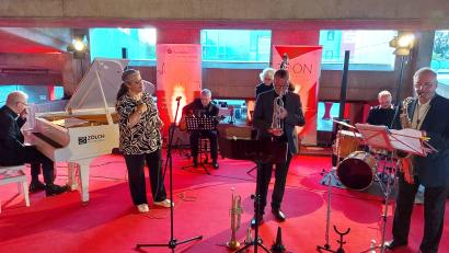Bild: Kunz
Das Dozentenkonzert bei der Sparkasse Oberpfalz-Nord anlässlich des Jazz-Seminars erfreut sich seit Jahren großer Beliebtheit.