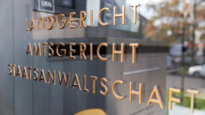 Symbolbild: Daniel Karmann/dpa
Die Staatsanwaltschaft Weiden hat Anklage gegen einen 48-jährigen Barbesitzer erhoben, der sowohl Mitarbeiterinnen als auch Gäste heimlich auf der Toilette gefilmt haben soll.