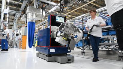 Symbolbild: Felix Kästle/dpa
Die Autozulieferer wie ZF (hier im Bild) stecken in der Krise. Das gilt auch für diejenigen aus der Oberpfalz.