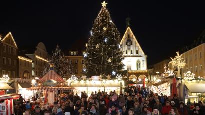 Archivbild: Wolfgang Steinbacher
Stattlich steht der Christbaum auf dem Amberger Marktplatz.