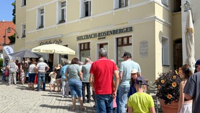 Bild: Petra Hartl
Die Eis-Aktion hatte noch nicht mal begonnen, da bildete sich schon eine lange Schlange, die bis zur Kneipe Herzog reichte. Wer später kam, musste nicht so lange warten.