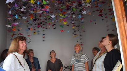 Bild: bö
1000 Origami-Kraniche erinnern jetzt in der Reif-Kapelle in Ensdorf an die Atombombenabwürfe in Japan vor 80 Jahren. .