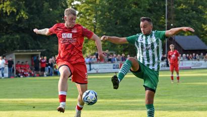 Bild: Gebert
Der SV Mitterteich gewann das Derby beim TSV Waldershof auch in der Höhe verdient mit 4:0. Hier kämpfen der Mitterteicher Daniel Lauterbach (rechts) und Lukas Hausladen um den Ball.
