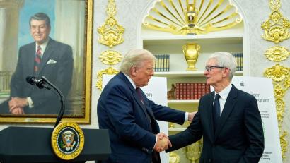 Bild: Alex Brandon/AP/dpa
Apple-Chef Tim Cook brachte zusätzliche Investitionen von 100 Milliarden Dollar mit - und kann sich über eine Befreiung von Zöllen freuen. (Archivbild)
