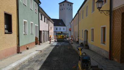 Bild: Thorsten Schreiber
Die Sanierung von Kanal und Trinkwasserleitung in der Stichanerstraße befindet sich auf der Zielgeraden. Nach den Pflasterarbeiten soll die Straße Mitte September wieder freigegeben werden.