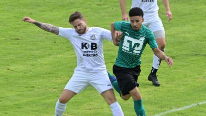 Bild: Hubert Ziegler
Für Contrill Smith (rechts) und den ASV Haselmühl steht am Wochenende das Kellerduell gegen Bezirksliga-Absteiger FV Vilseck auf dem Plan.