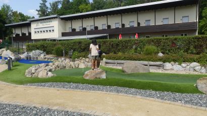 Bild: rn
Das Hotel Rußweiher ist saniert. Eine neue Verkleidung erhielt etwa die Balkonfront des Hotels