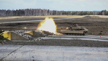 Symbolbild: Spc. Zachary Stahlberg
Ein Panzer vom Typ M1A2 Abrams feuert auf der Schießbahn auf dem Truppenübungsplatz Grafenwöhr.