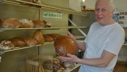 Bild: jr
Bäckermeister Karl Polnisch in seinem Bäckerladen in Falkenberg. Hier will er sein Berufsleben ausklingen lassen – die 
Filiale in Mitterteich hat er nach 26 Jahren an Heiligabend 2021 geschlossen.