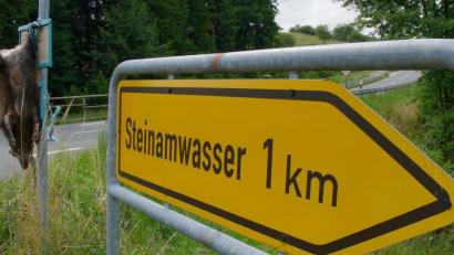 Bild: Emil Jenne, Verlag Mensch und Gedanke
Bei der Abzweigung nach Steinamwasser hing der tote Dachs an einem Verkehrsschild.