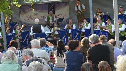 Bild: dob
„Die Schlossberger“ aus Eslarn verwandelten den Generationenpark am Mittwoch in eine festliche Bühne und das Freiluftkonzert versetzte die Besucher in fröhliche Stimmung.