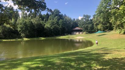 Bild: wro
Das Gelände am Waldbadeweiher in Fuchsmühl ist Ziel vieler Wanderer und Ruhesuchender. Die Gaststätte (hinten) wird derzeit aber nicht bewirtschaftet.
