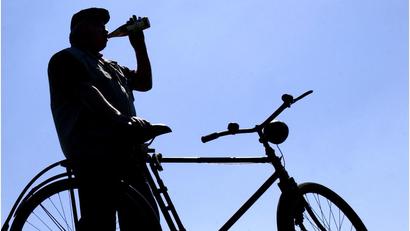 Symbolbild: Patrick Pleul/dpa
Ein Radfahrer trinkt Bier: Der ADFC fordert die Einführung von Bußgeldern für betrunkene Radlerinnen und Radler.