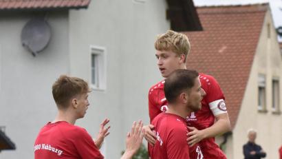 Bild: mhs
Patrick Bauer (von links), Tarkan Özdemir und Finn Grünauer kommen mit dem TV Nabburg derzeit kaum aus dem Jubeln raus. Ob der Höhenflug auch beim Derby am Samstag beim TSV Stulln anhält?
