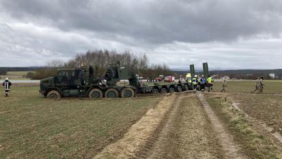 Bild: piau
Zwischen Großschönbrunn und Atzmannsricht wollte der Fahrer eines Sattelzuges wenden. Bei dem Manöver blieb das schwere Gefährt, das Teil eines Militärkonvois der US-Army war, im Acker stecken.
