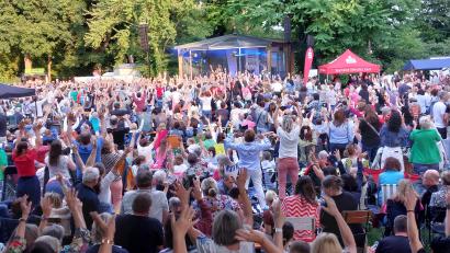 Bild: Kunz
Schon bei Konzertbeginn gab es kein Durchkommen mehr. "Il dolci Signori" zogen 6000 Besucher in den Max-Reger-Park.