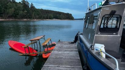 Bild: Polizei Mittelfranken/dpa
Das Trio war auf einer Konstruktion aus Surfbrettern und einer Bierbank auf dem Brombachsee unterwegs.