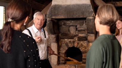 Bild: Museen im Kulmbacher Mönchshof e. V.
Bei der Führung wird das Backhäuschen näher erklärt.