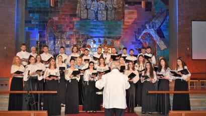 Bild: rgr
Im Rahmen des "Festivals junger Künstler Bayreuth" trat die Capella Transylvanica unter der Leitung von Cornel Groza in der Friedenskirche Grafenwöhr auf.