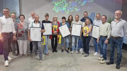 Bild: Stephanie Vetter
Treue Mitarbeiterinnen und Mitarbeiter ehrte das Möbelhaus Gleißner. Von links Manfred Göhl, Johann Kulzer, Liselotte Kulzer, Jörg Kulzer, Roland Häckl sen., Sybille Mirus, Maria Bergmann, Iris Bartsch, Johanna Stief, Marco Sommer, Thomas Härtl, Daniela Hoyer, Markus Mayer, Wolfgang Horn und Herbert Plank.