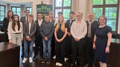 Bild: Fabian Polster
Schulamtsdirektorin Martina Puff und Landrat Roland Grillmeier (von rechts) sowie die stv. Vorsitzende des Arbeitskreises Wirtschaft/Schule Linda Wunderlich (links) und der stellvertretende. Schulamtsdirektor Armin Engel (Dritter von links) gratulierten allen Schülerinnen und Schüler zu den hervorragenden Leistungen.