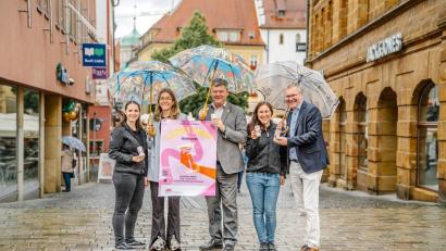 Bild: Michael Golinski
Lisa Höhne (Ladies Circle) Mirjam Dettling (Wirtschaftsförderung Amberg), Karlheinz Brandelik (Wirtschaftsförderung Amberg), Ann-Julie Trepesch (Ladies Circle) und Oberbürgermeister Michael Cerny (von links) freuen sich auf die zweite Ladies Night in Amberg.