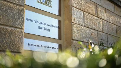 Symbolbild: Nicolas Armer/dpa
Das Cybercrime-Kommissariat der Kripo Weiden und die Zentralstelle Cybercrime Bayern in Bamberg haben ein illegales Streaming-Netzwerk zerstört. Fünf Verdächtige sind festgenommen worden, ein Mann aus dem Landkreis Tirschenreuth soll Hauptverdächtiger sein.
