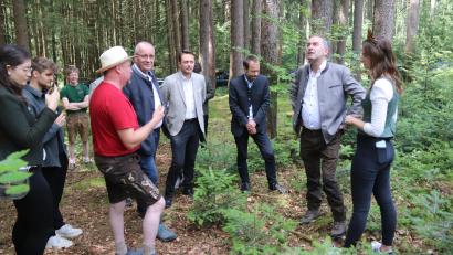 Bild: Stephanie Bucher
Der stellvertretende Ministerpräsident Hubert Aiwanger (Zweiter von rechts, zusammen mit der Delegation) ist beeindruckt vom Wald der Familien Vogl.