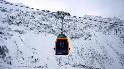 Symbolbild: Karl-Josef Hildenbrand/dpa
Eine Gondel der neuen Nebelhornbahn fährt in Richtung Gipfel.