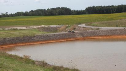Bild: Hirsch
Blick auf das rekultivierte ehemalige Kohleabbaugebiet "Westfeld": Im Vordergrund das Rückhaltebecken für das Grundwasser, im Hintergrund die Landschaft mit ökologisch wertvollem Trockenrasen.