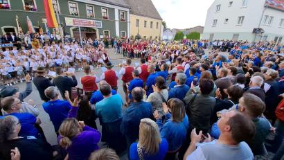 Bild: gz
Das Heimatfest wurde am Freitag um 18 Uhr mit einem Sterneneinmarsch der Blaskapellen eingeläutet. Es folgte ein Standkonzert am Marktplatz. Mit dabei war auch die Eslarner Blasmusik.