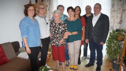 Bild: wel
Ludmilla Gruber empfing zahlreiche Besucher zu ihrem 90. Geburtstag. Neben den beiden KIndern (Zweiter und Vierte von rechts) und Enkelin Vanessa (dritte von rechts) gratulierten auch Verwaltungsleiterin Michaela Mösbauer (Vierte von links) sowie weitere Vertreterinnen des Senioren- und Pflegeheims und stellvertretender Bürgermeister Egbert Völkl (rechts)