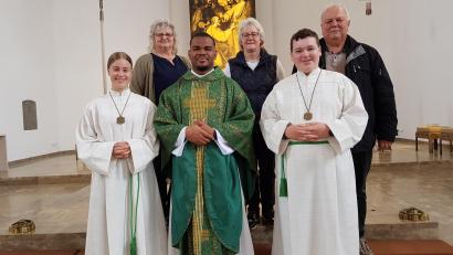 Bild: gi
Pater Peter Uchechukwu Iwueze aus Nigeria hat die Urlaubsvertretung in der Pfarrei Moosbach während der Ferienzeit im August inne. Er wurde von den Ministranten sowie der Mesnerin Maria Bayer-Schmidt, der PGR-Sprecherin Liese Völkl und Diakon Herbert Sturm begrüßt (von links).