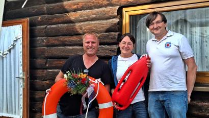 Bild: Michaela Hahn
Die Wasserwachthütte ist umgebaut und erstrahlt in neuem Glanz. Darüber freuen sich (von links) Matthias Witzer, Stützpunktleiterin Stefanie Träger und Kreisvorsitzender Benjamin Hahn.