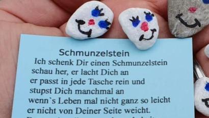 Bild: Ballach
Diese Schmunzelsteine mit Textkärtchen verschenkt Karl-Heinz Ballach