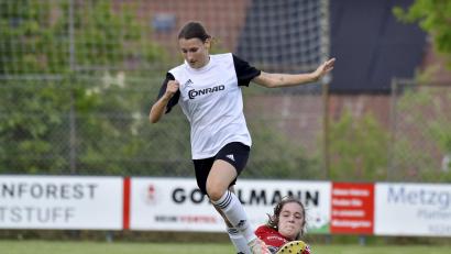 Bild: Hubert Ziegler
Marie Karpf (vorne) vom TSV Theuern und die Fußballerinnen des TSV Theuern testen gegen den SV Neusorg.
